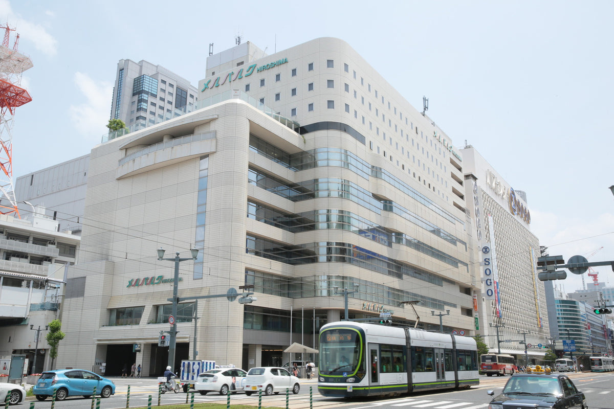 広島市内中心部に位置しバスセンター直結、路面電車紙屋町西電停徒歩1分、世界遺産まで徒歩3分の好立地。遠方ゲストもアクセスしやすく宿泊もできるので、おふたりの門出を心からお楽しみいただけます。