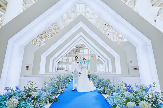 2通りから選べるバージンロード。ロイヤルブルーのスタイルも人気。