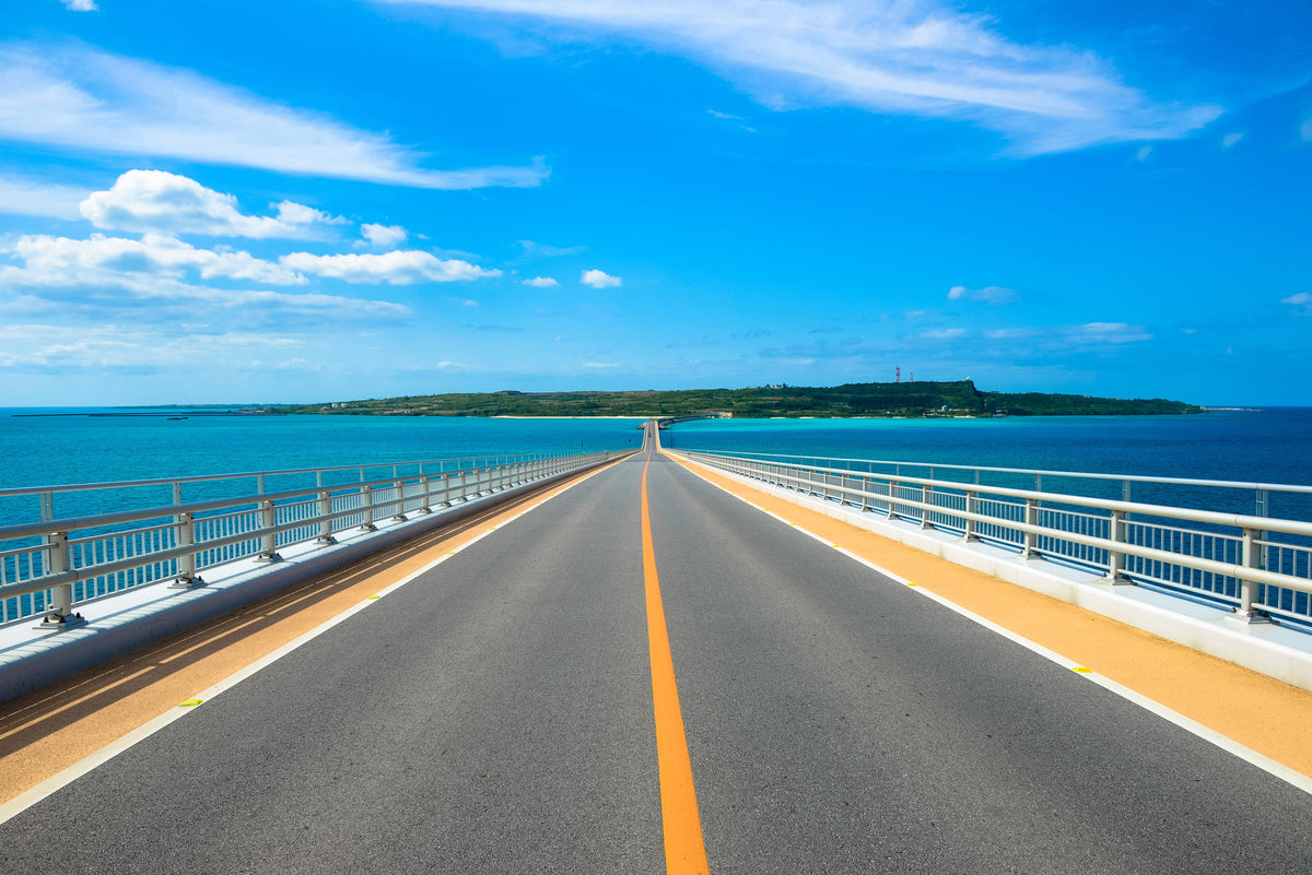 伊良部大橋　　宮古島にかかる最長の橋。写真スポットからは絶景が拝める！