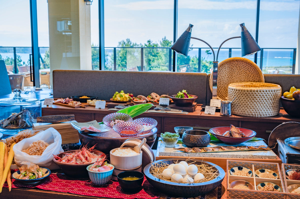 【Hillside Grill Restaurant】朝食 沖縄ならではの食材を使用した沖縄料理など豊富なメニューをご用意。