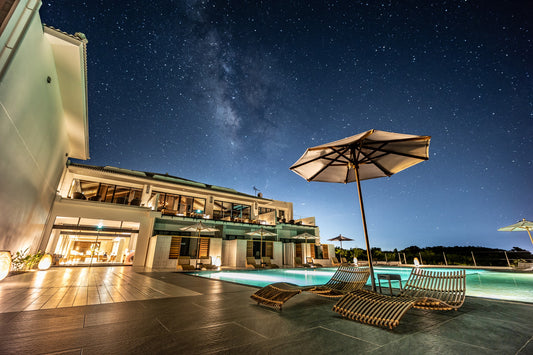 【OneSuiteTHE GRAND】味覚で旅する沖縄体験。「食」にこだわる旅。OneSuiteHotel&Resortと10年連続ミシュランに輝く創作和食の巨匠LaBOMBANCEが手を組む 古宇利島の頂に位置する22室だけの究極スモールラグジュアリーブティックホテル ※ご宿泊および館内施設のご利用は、13歳以上のお客様となります