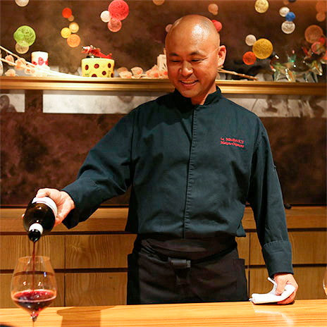 【La BOMBANCE古宇利島】オーナーシェフ 岡元信(おかもとまこと) 東京の老舗高級料亭「紀尾井町 福田家」などで修業を重ね、2004年に「La BOMBANCE(ラボンバンス)」を開業。自由奔放な美食の数々が世界中の人々の心を虜にしている