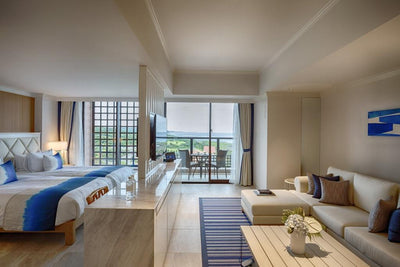 『ホテルシギラミラージュ』スーペリアルーム（ベイサイド）65㎡以上の広さを誇る客室。ブルーオーシャンと輝く白浜をイメージとしたリゾートらしいお部屋です。