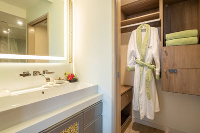 【GuestRoom】バスルームのクローゼットも大容量　お部屋のルームクリーニングは毎日入り、スリッパ・タオル・シーツなど清潔・快適空間を保証　ドラム式洗濯乾燥機も備えていていつでも快適