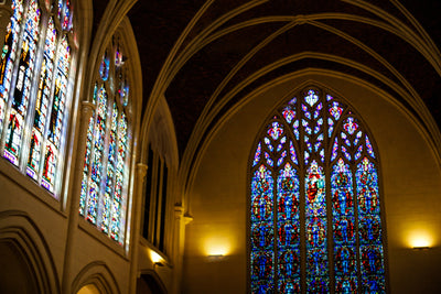 本格派教会ならではの抜けるような高い天井にはフランス栄華を象徴する色鮮やかなステンドグラスが広がります