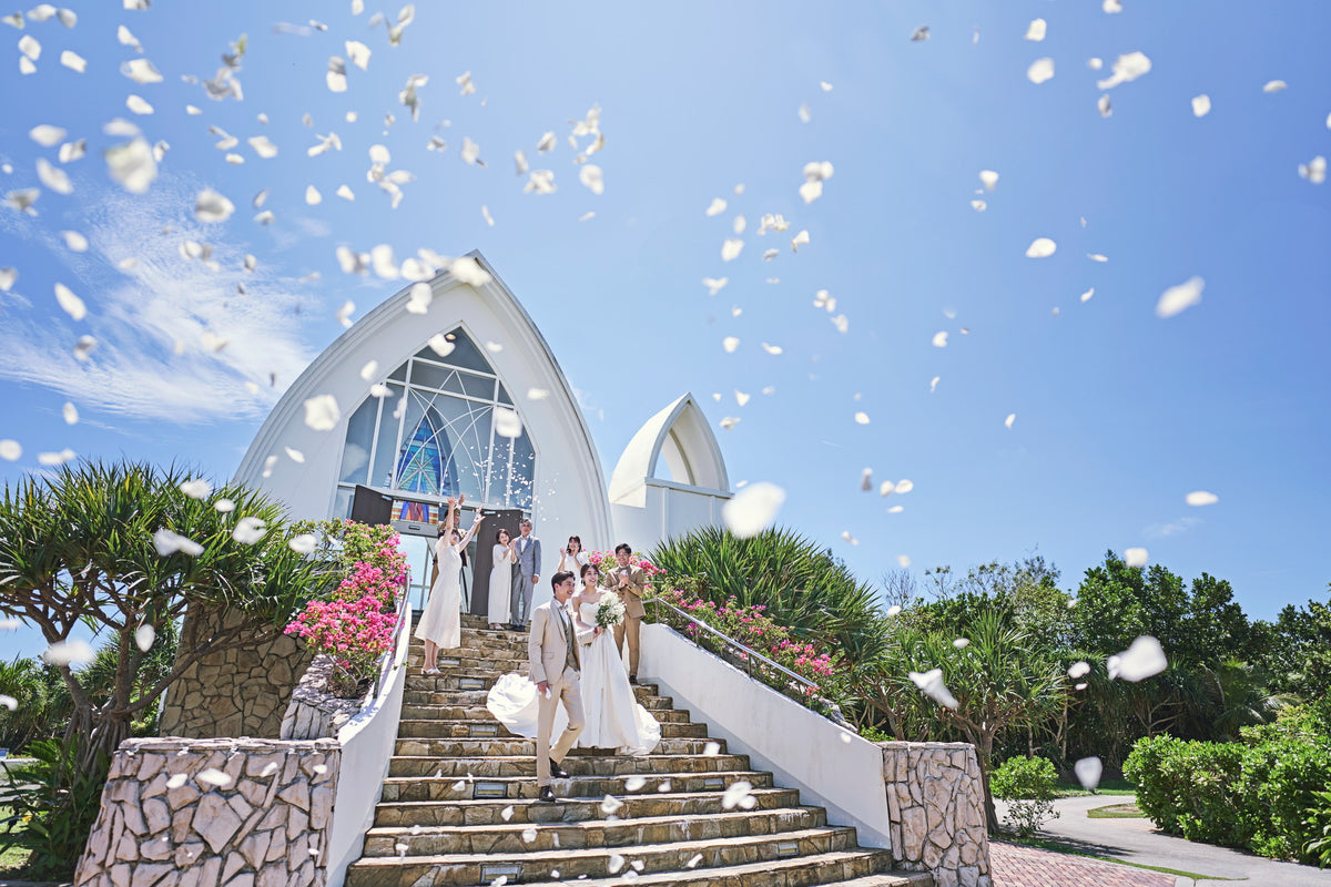 The Sea~海の祝福~ブーゲンビリアの花に囲まれて、大階段でのフラワーシャワーはリゾート感たっぷり