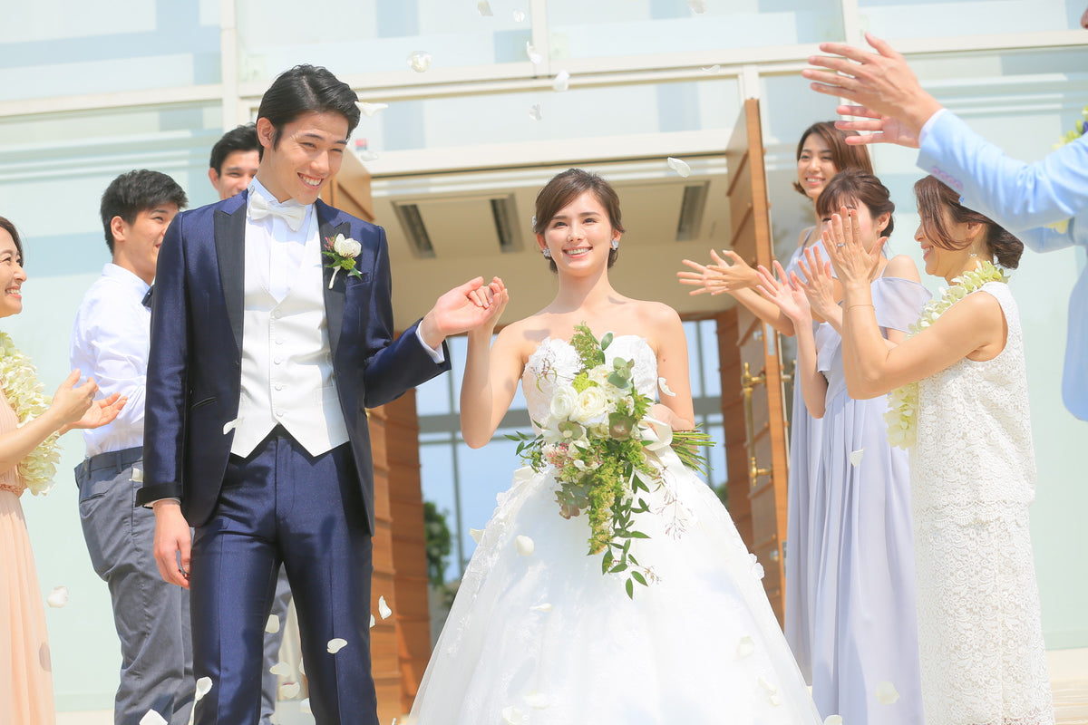 挙式後は笑顔溢れる素敵なお写真撮影を皆様でお楽しみください。