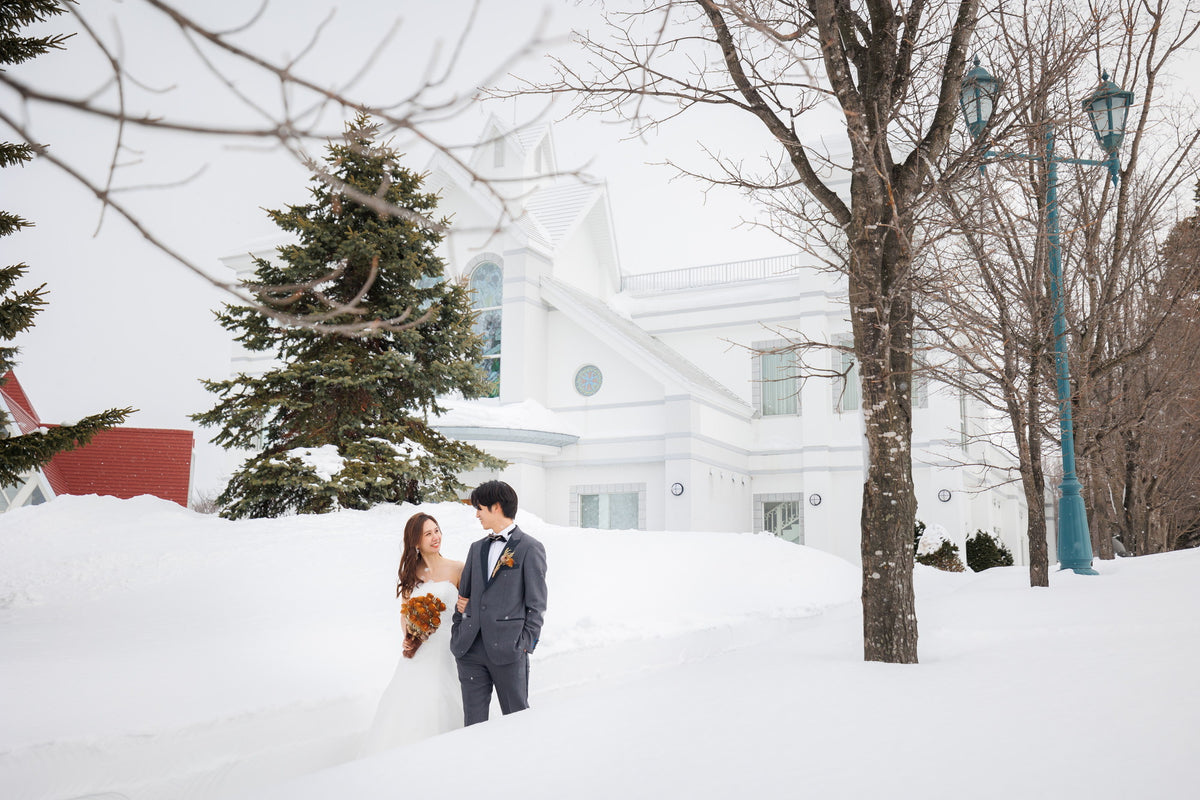 チャペルをバックに幻想的な雪景色で撮影