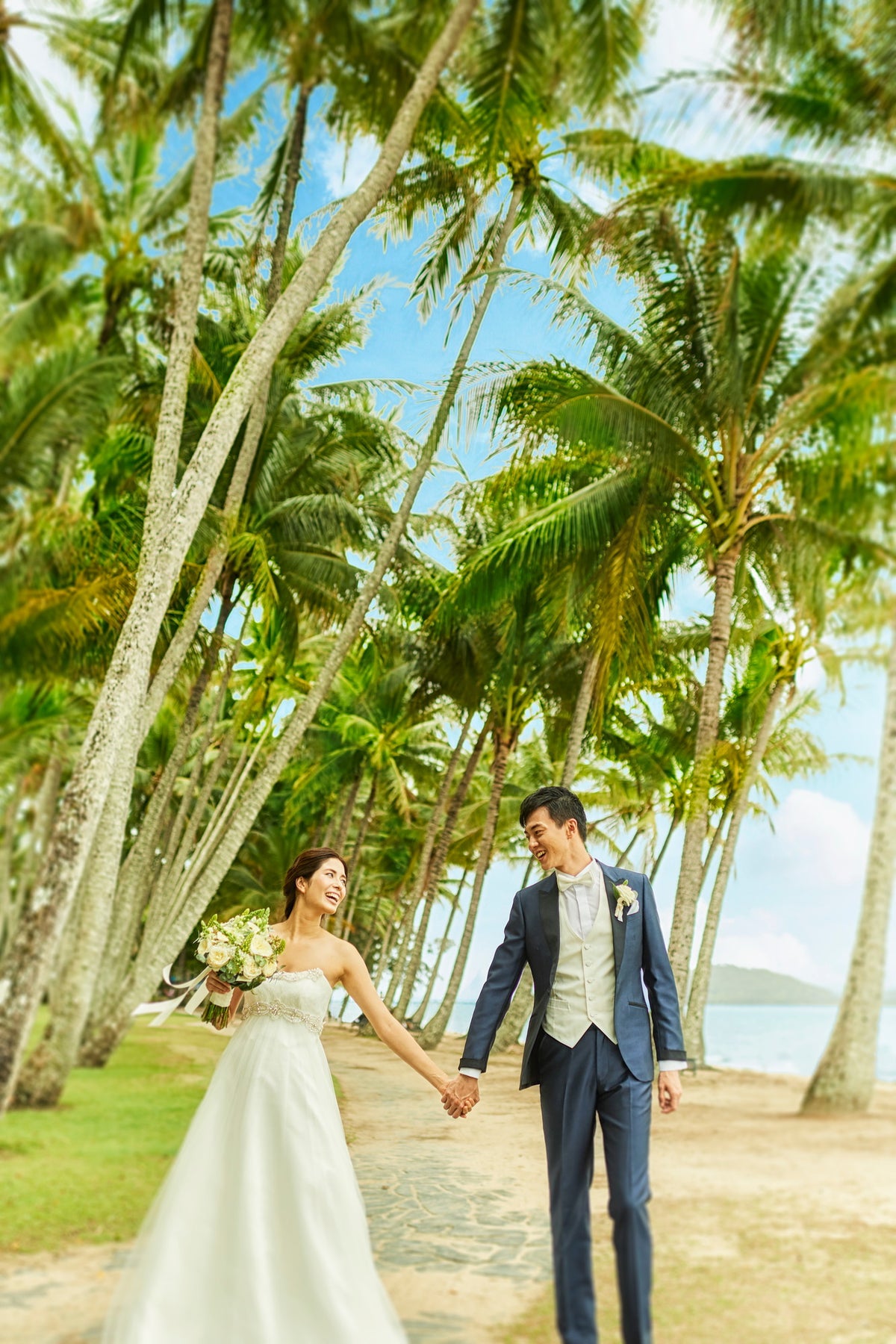 パームツリーをバックにリゾ婚らしい撮影を