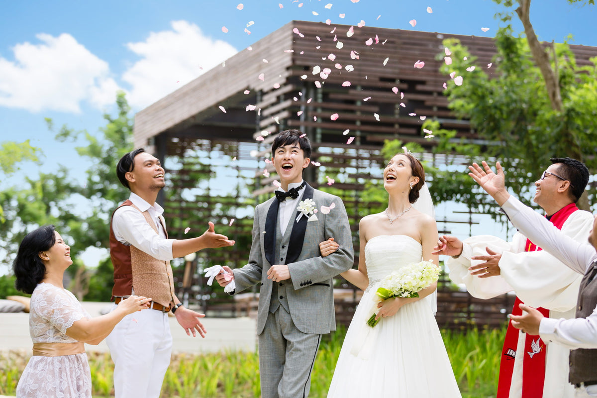式後はフラワーシャワーでゲストの皆様から祝福を