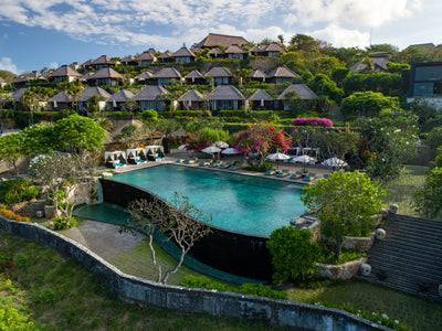 リゾートは59棟のヴィラと5棟の邸宅マンション、イタリアン、インドネシアンレストラン、バー、インド洋を望む断崖絶壁に位置するプール、バリとアジアの伝統、極上のスパで構成されています