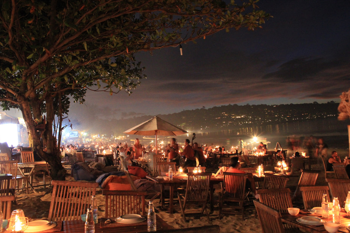【ジンバラン】シーフードレストランは有名 ~ビーチに設置されたテーブルで海風を感じながら~