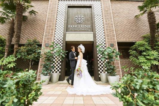 新潟県万代の結婚式場「フォーチュン イン ザ テラス」は、新潟駅5分の好アクセスの立地でゲストの笑顔と祝福に包まれる、アットホームで上質なウエディングが叶います。