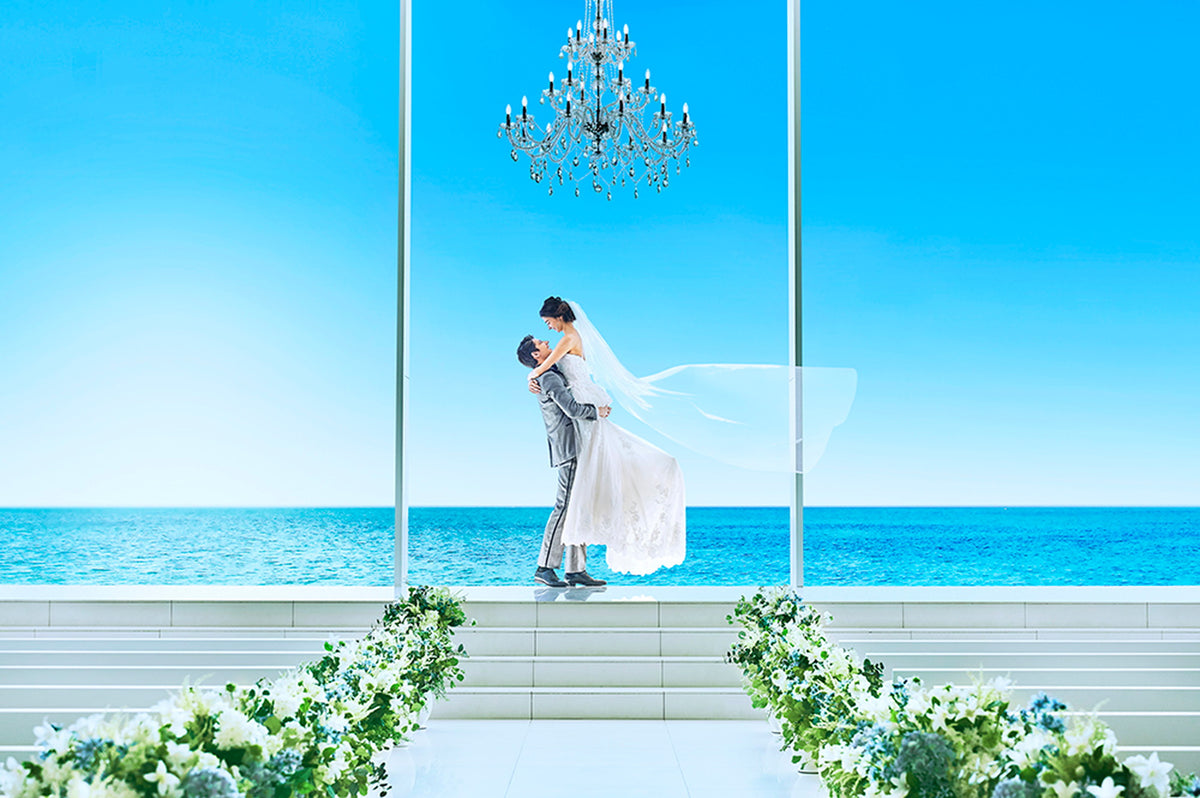 海と空のブルーに彩られたチャペルは、純白のウエディングドレスとのコントラストでその姿を美しく引き立たせ、まばゆい陽光が花嫁にさらなる輝きを与えます。