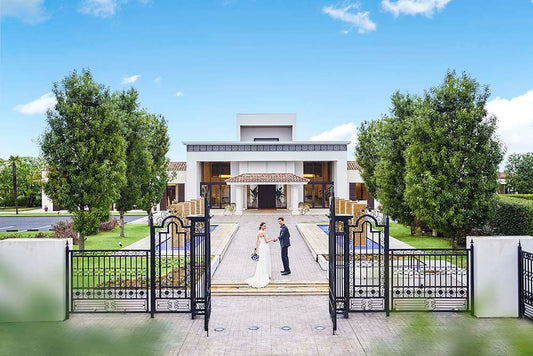 宇都宮市インターパークの結婚式場「ヒルズスィーツ宇都宮ブリーズテラス」は、一歩足を踏み入れるとリゾートの心地よさと上質感に満ち溢れた極上の空間が広がります。