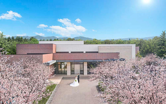 JR仙台駅で車で30分、東北自動車道泉ICからは車で5分。式当日には無料送迎バス2台のチャーターと無料駐車場90台分の用意がありゲストも安心!豊かな自然に囲まれた開放感ある贅沢なロケーションでのウエディングが叶う!