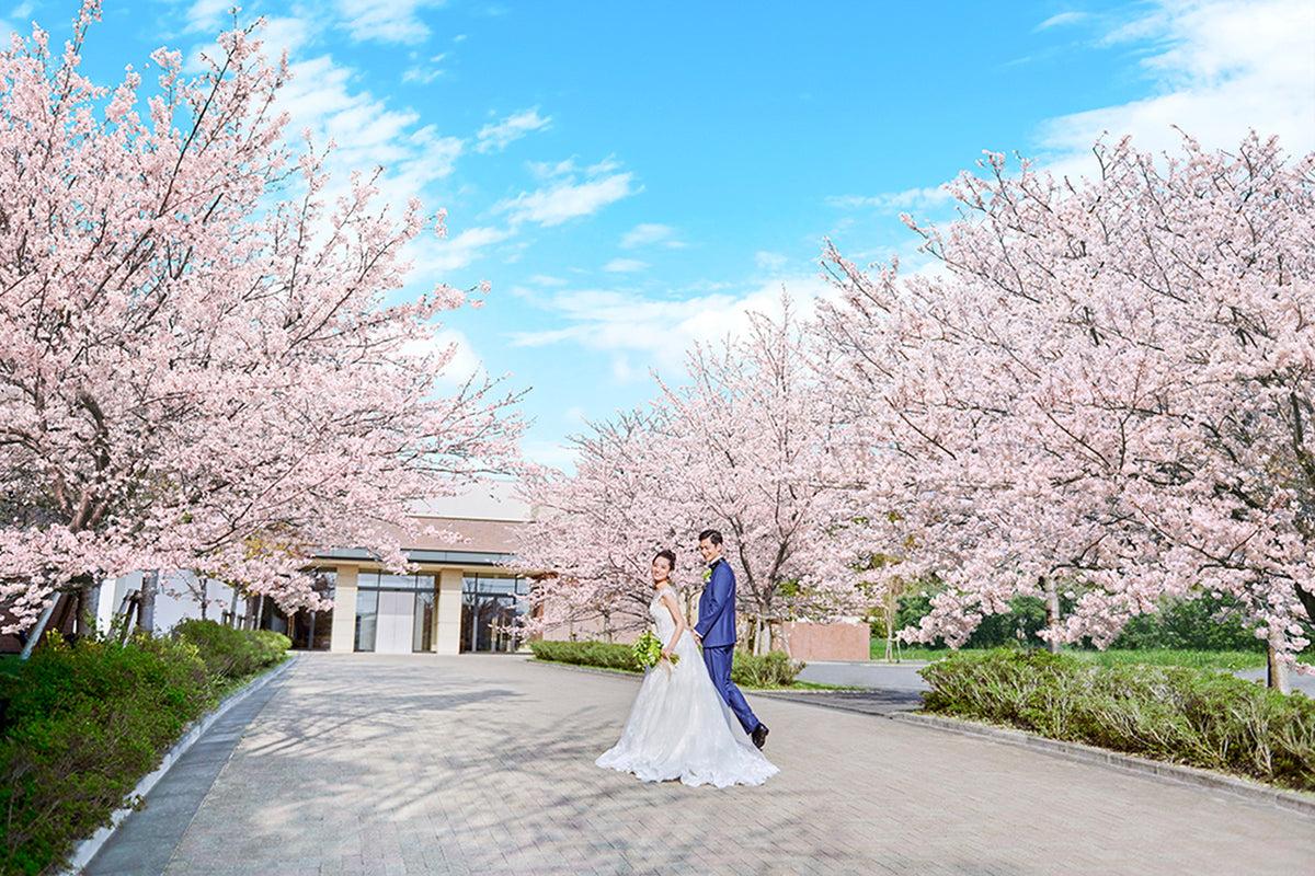 門をくぐった先にある桜並木が印象的な【けやき坂 シーズンズテラス】名前の通り、四季折々の美しさの中で叶える贅沢なウエディング空間が広がります。