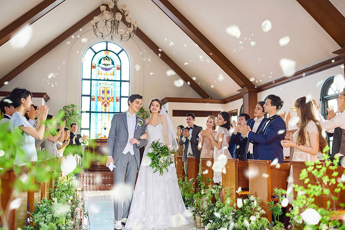 自然光がたっぷりと差し込むナチュラルな雰囲気のチャペルは、ゲストとの距離が近く、おふたりの姿が何よりも心に残るあたたかいセレモニーが叶います。
