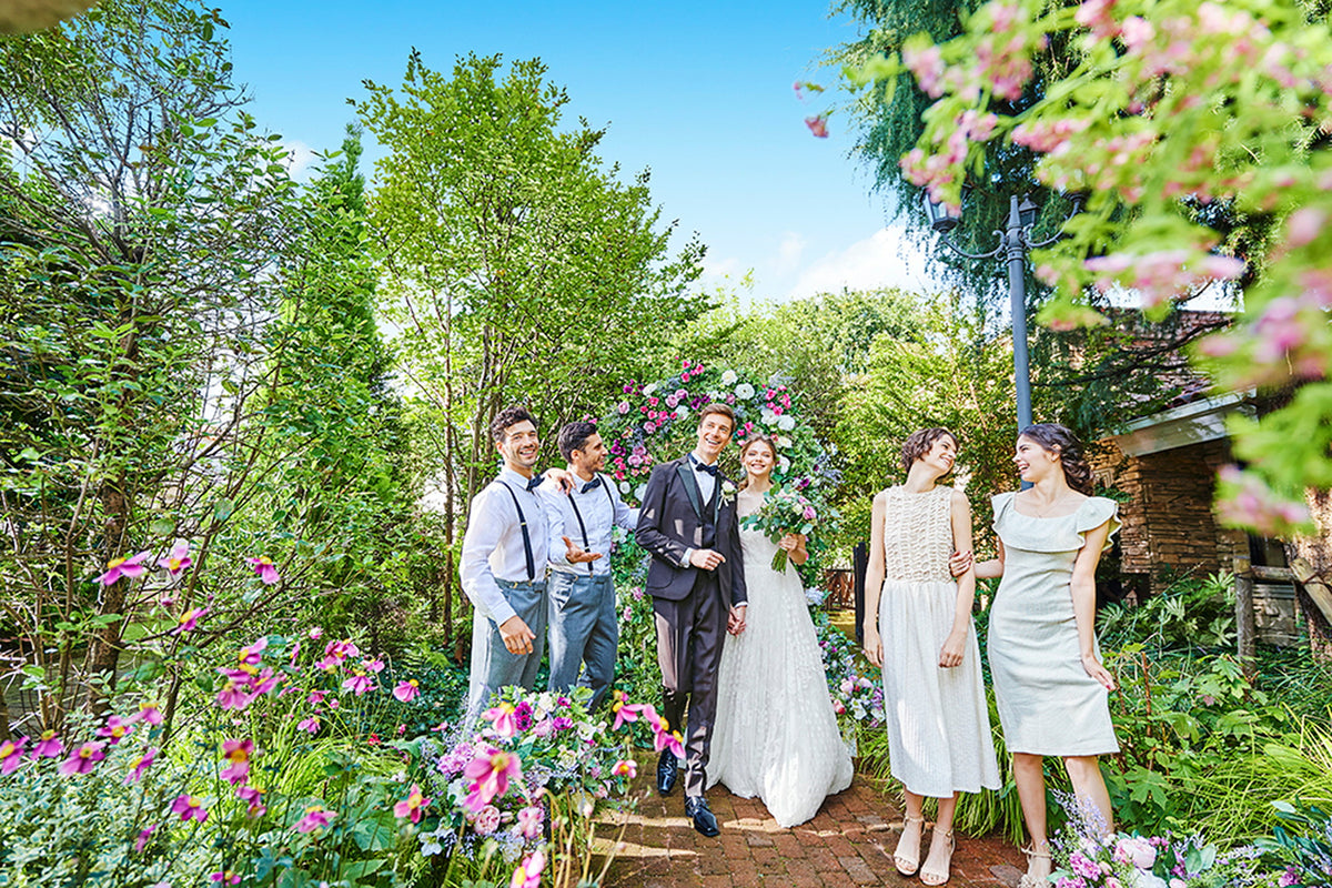 木々と花に囲まれたレンガの小径を抜けると、そこは青空が広がるガーデン。陽だまりの中を緑のそよ風が吹き抜けるこの空間では、貸切邸宅ならではのプライベート感あふれるガーデンセレモニーが叶います。