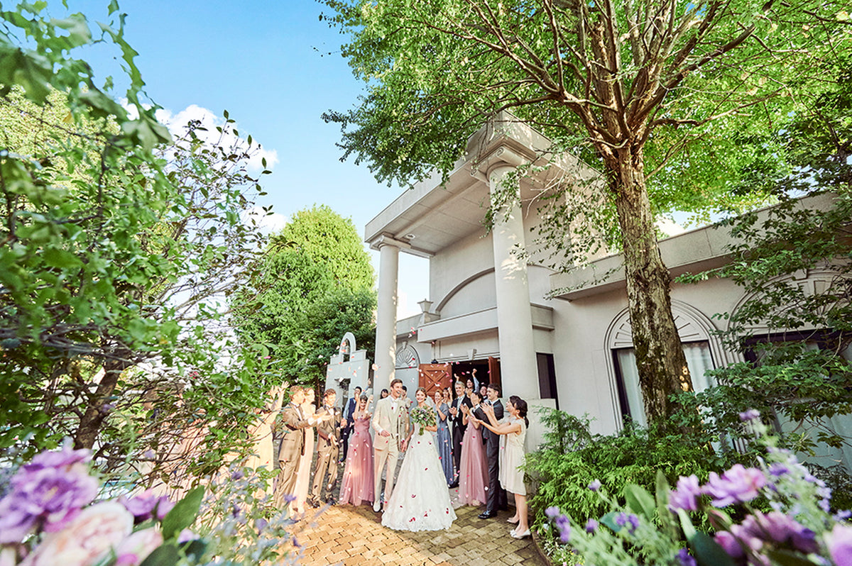 季節の花々が咲きほこる緑豊かなガーデンは、挙式の感動そのままに、ゲストと幸せいっぱいの時間をお過ごしいただける、アフターセレモニーに最適な空間です。