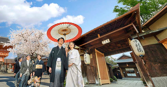京阪本線「祇園四条駅」からまっすぐ東へ徒歩5分。。KOTOWA 京都 中村楼は、祇園祭で有名な八坂神社の鳥居内にある唯一の式場です。