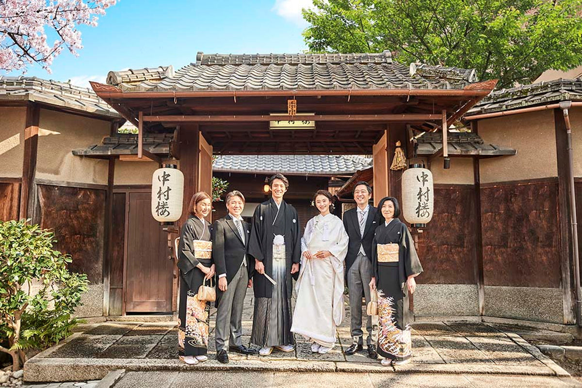 室町末期に創業し、宮家や財界人、外国の要人などに愛されてきた480年余りの歴史を誇る老舗料亭を、 1日1組限定で完全貸切に。本物の気品に満ちた日本の結婚式を叶えていただけます。