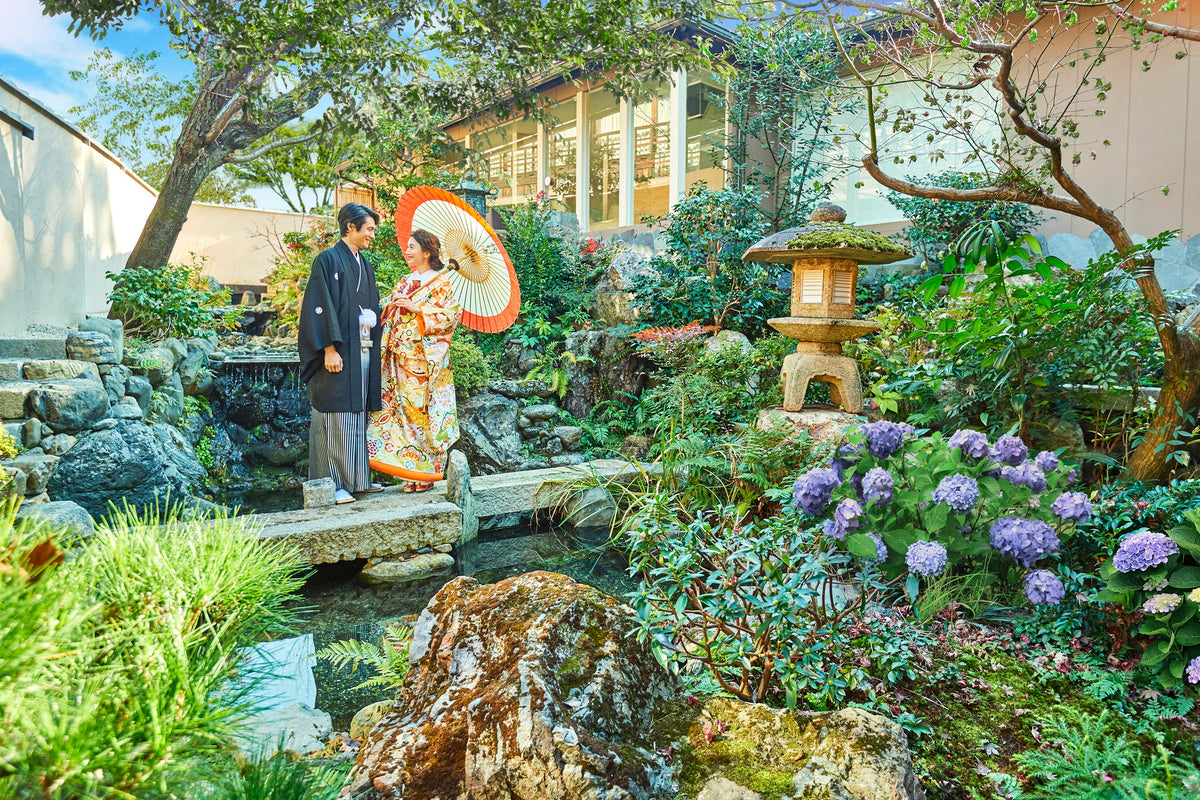 春は桜が咲き誇り、夏はきらめく緑と池の水が心を潤し、やがて艶やかな紅葉の季節へ。四季折々に移り変わる美しい景色がおふたりを祝福し、列席した方々への特別なおもてなしとなります。