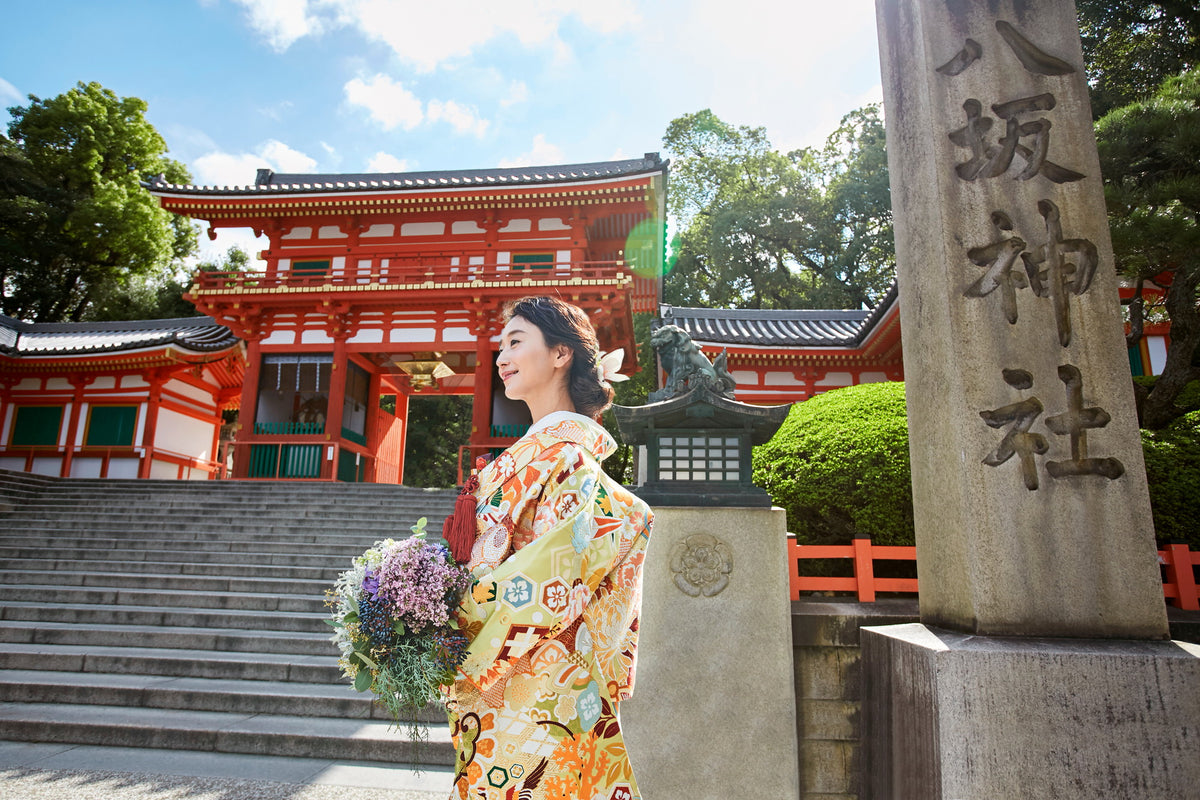 祇園祭で有名な八坂神社をはじめ、京都の由緒正しい神社での伝統ある神前式も執り行っていただけます。神職や巫女、雅楽の奏者がおふたりをお迎えに訪れ、参列者とともに神殿まで歩む「参進の儀」が叶うのも、KOTOWA 京都 中村楼が選ばれている理