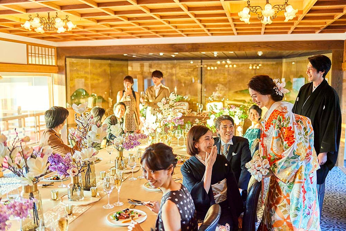 会場装飾も自由自在で、凛とした純和風の花あしらいから、華やかな洋風スタイルの装花まで美しく調和。お好みの色やテーマでコーディネートして、おふたりらしさを存分に表現していただけます。.