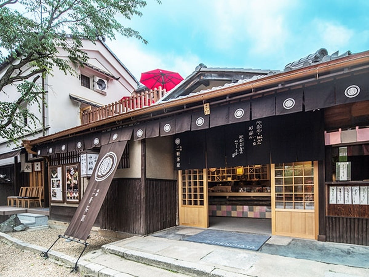 門前の左手には、江戸時代より続く土蔵を改装した、歴史風情豊かな二軒茶屋があります。結婚式のお打ち合わせ後におふたりでお茶を愉しんだり、結婚式当日にゲスト同士のお待ち合わせ場所としてご利用いただくことも可能です。