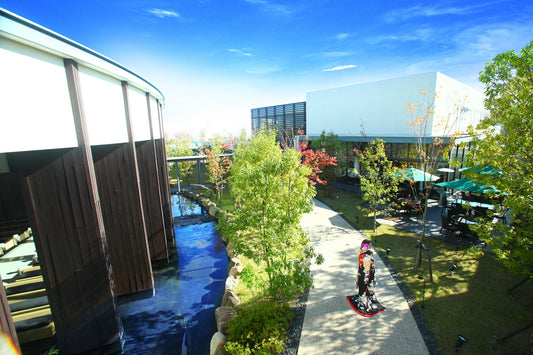 イーアスつくばのモール内にある「麗風つくば シーズンズテラス」。つくばエクスプレス「研究学園駅」より徒歩5分という好立地にも関わらず、1歩入るとそこは四季を感じる自然豊かなプライベート空間が広がる