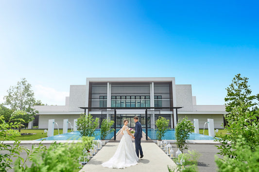 群馬県前橋市、前橋南ICから車で約1分にある「ザ・リーヴスプレミアムテラス」は、自然のぬくもりとスタイリッシュな空間が調和した ナチュラルモダンなウエディングステージです。