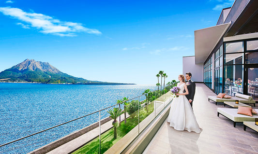 ザ・ベイスイート 桜島テラスは、チャペルやパーティー会場、 ラウンジまで全空間から桜島の眺望を愉しめる贅沢なウェディングステージです。 鹿児島の食材にこだわった料理をはじめ、充実の施設やきめ細やかなサービスなど、 五感全てでおふたりの人生最