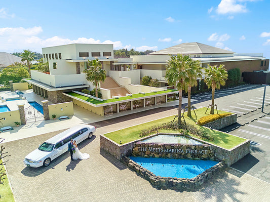 JR京葉線「千葉みなと駅」から徒歩圏内のザ・ミーツマリーナテラス。一歩入るとそこには贅沢なリゾート空間が広がる。駐車場も完備でアクセスも安心。