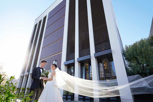 天文館まで徒歩1分。 ザ・ピーク プレミアムテラスは、 薩摩切子のファセット(きらめき)をモチーフにした洗練のウエディングステージです。 充実の設備と行き届いたサービスで、感動のおもてなしを形にします。