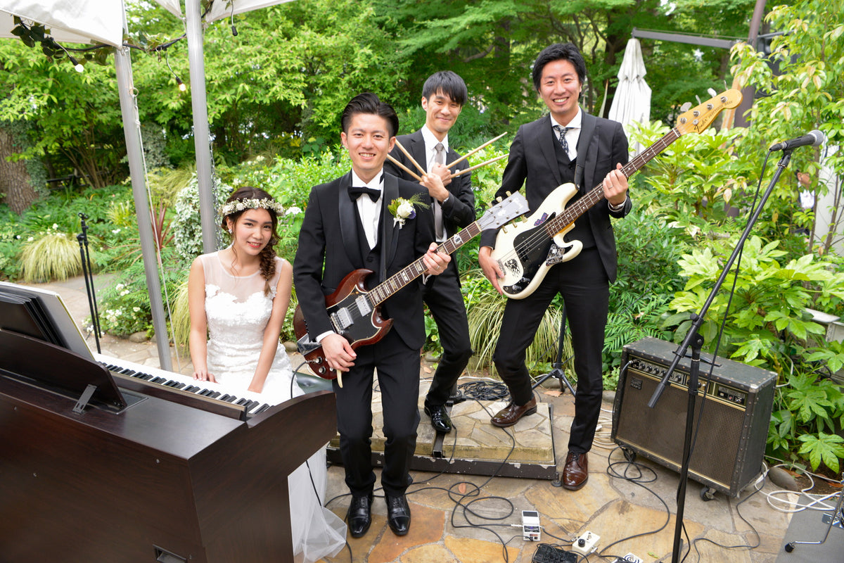 楽器演奏やオリジナル演出も叶えやすい自由でおしゃれなガーデン。フルバンドやDJなどガーデンウェディングのプロがおふたりに合わせた実例をご紹介