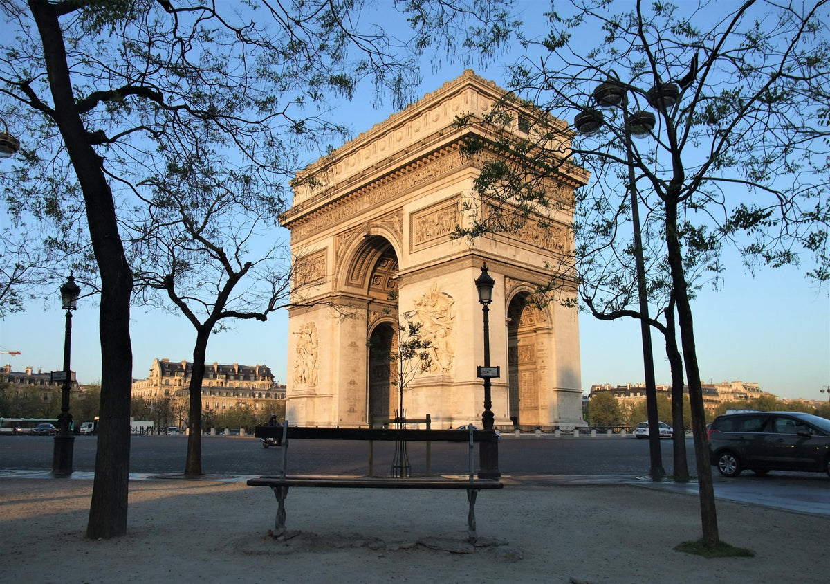 パリの凱旋門はパリに訪れた人は必ず立ち寄る観光名所。パリのシンボルであり、ナポレオンが戦いに勝利したことを讃えてその記念として作られた