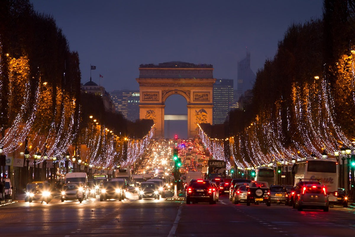 凱旋門からコンコルド広場まで続くシャンゼリゼ通りは夜も華やか（クリスマスシーズン）