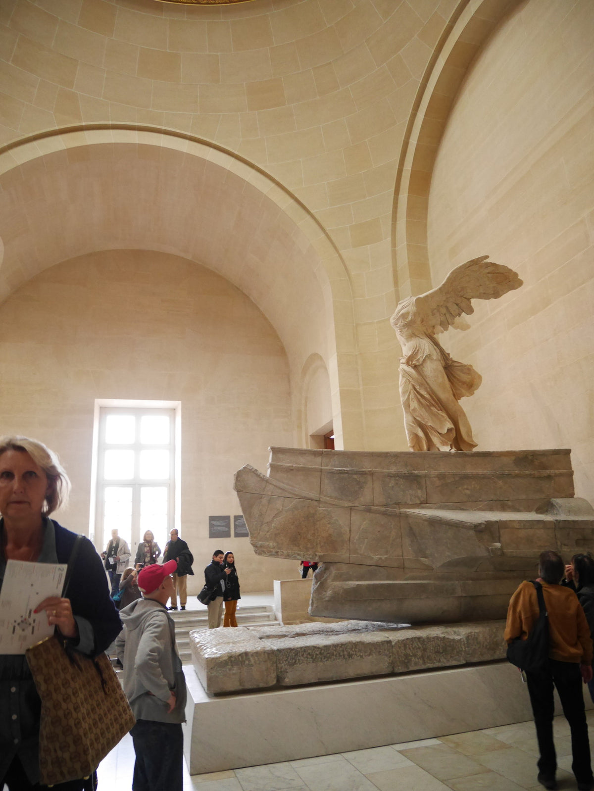 ルーヴル美術館には数えきれないほどの名画や彫刻が展示されています。名画の１つ、ナポレオン1世の戴冠式