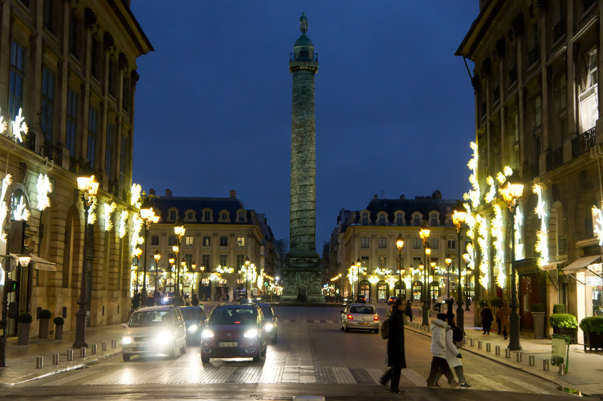 パリのヴァンドーム広場　高級ブランドショップや宝石店が立ち並ぶショッピングスポット