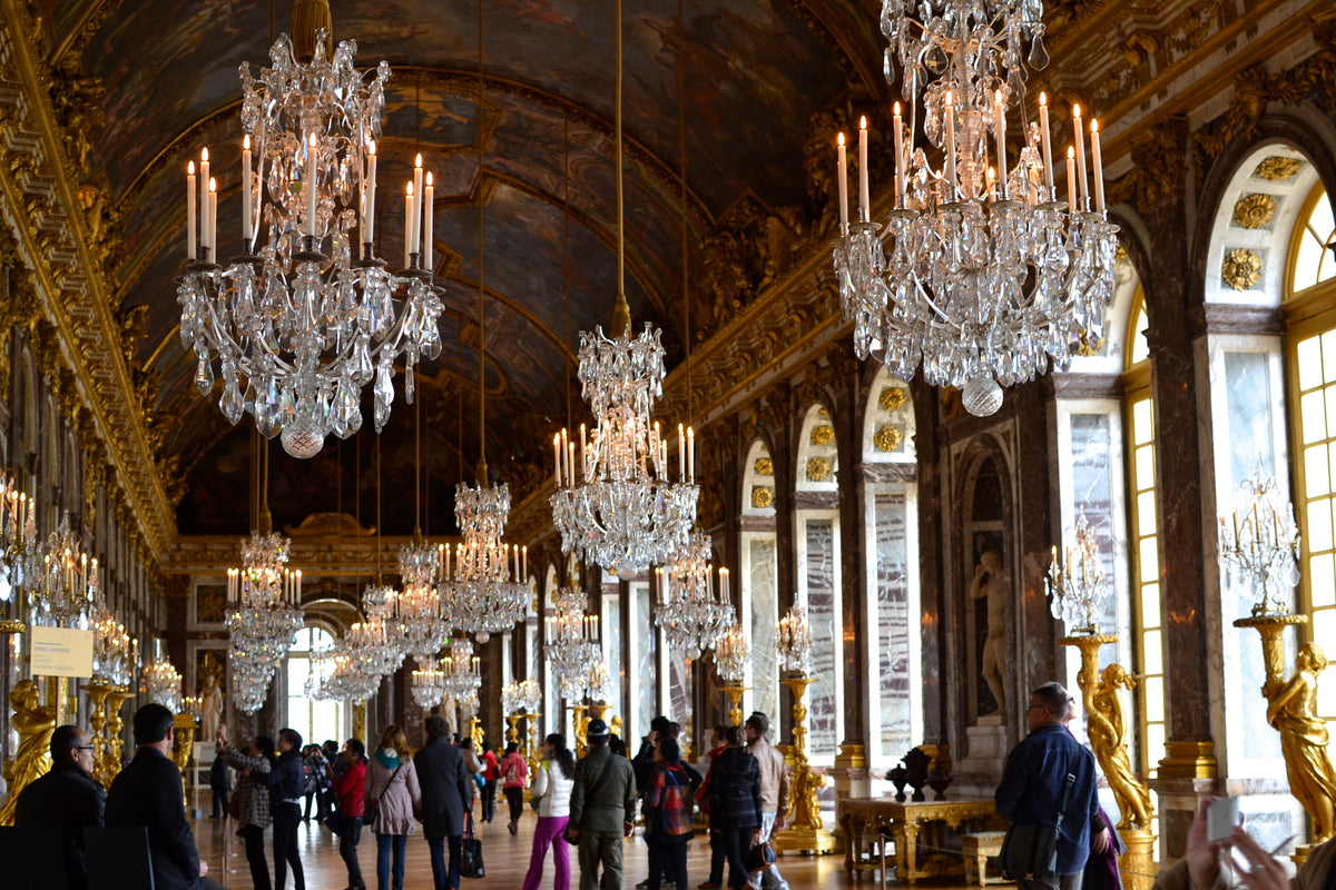 パリ郊外にある世界遺産ヴェルサイユ宮殿の鏡の回廊