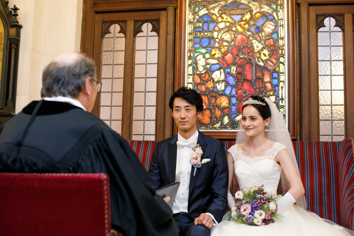挙式前には牧師と前室で最終確認を行います。緊張するおふたりを優しくリードしてくれます
