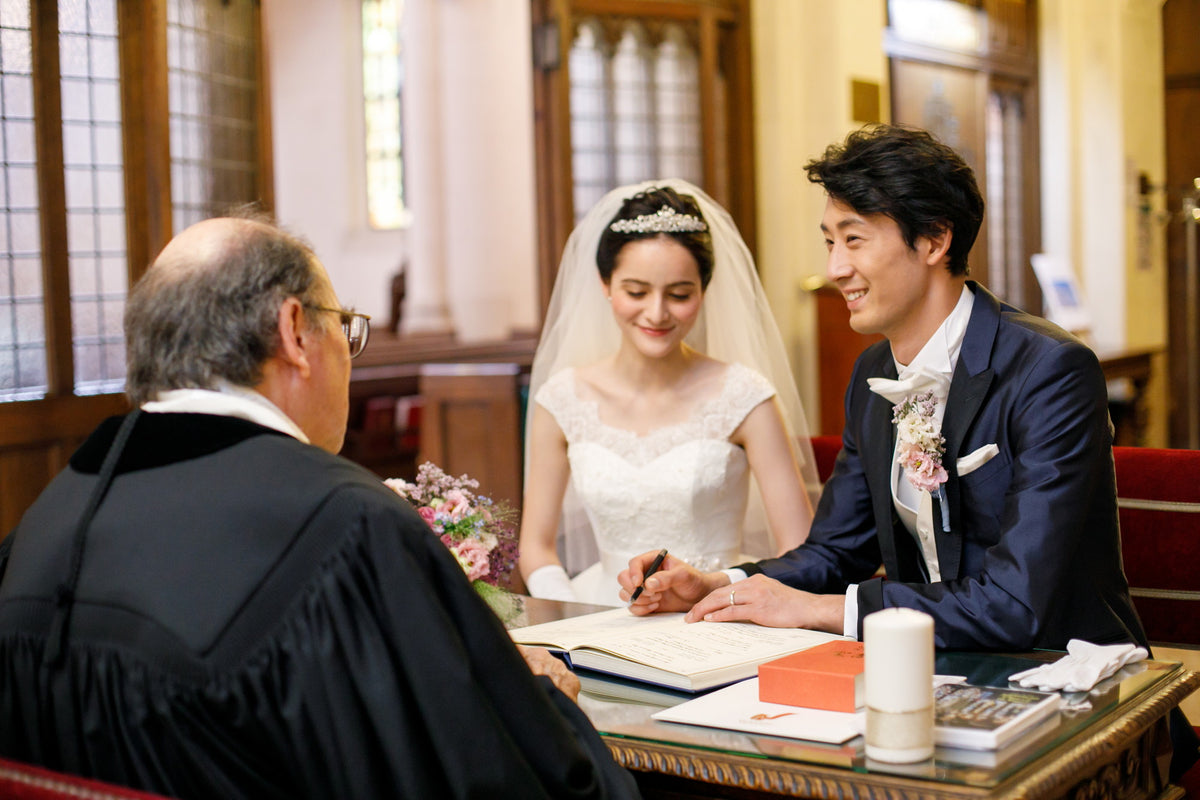 挙式後、まずは結婚証明書にサインをします