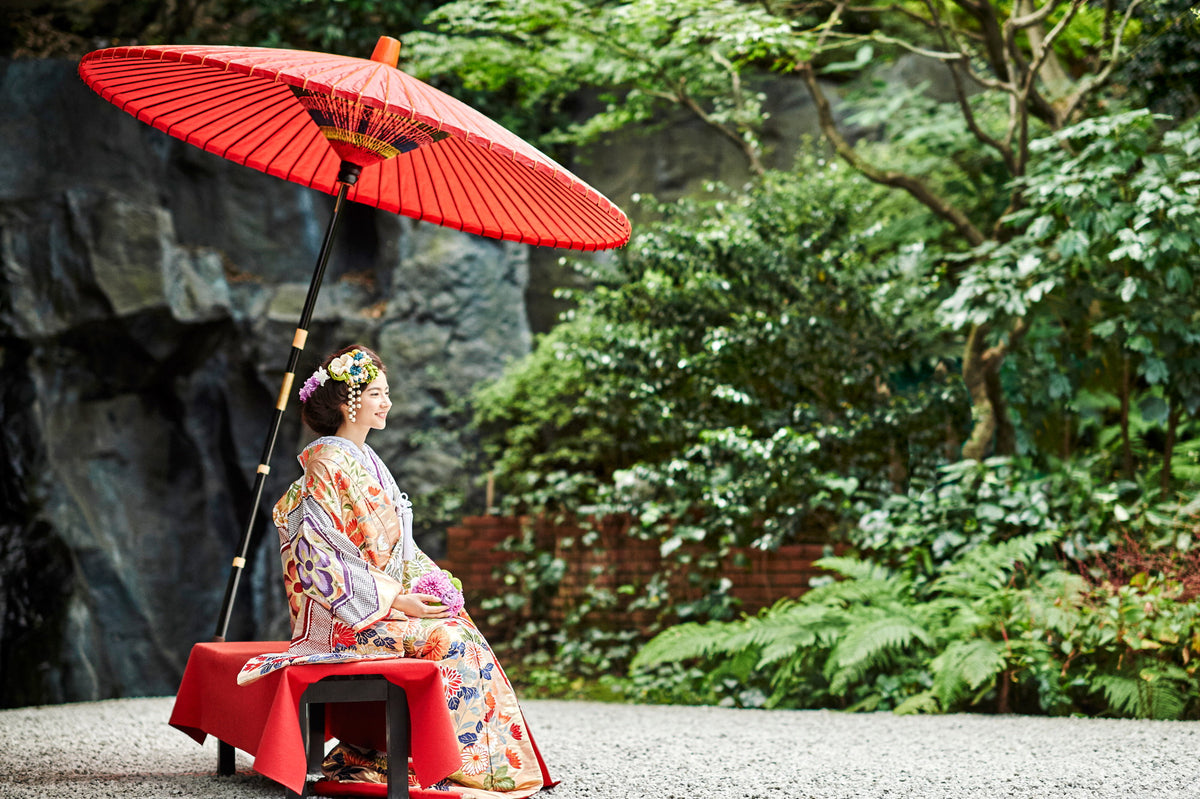 ホテル雅叙園東京が誇る美しいロケーションに包まれ綴る最高の瞬間。いつの時代も花嫁さまたちの心をうばってきた、ここにしかない唯一無二のロケーションで綴るフォトプランを多数ご用意いたしております。