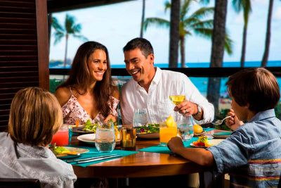 【バリ・ステーキ＆シーフード】オープンエアーレストラン　レインボータワー中2階に位置するハワイを堪能できる雰囲気たっぷり