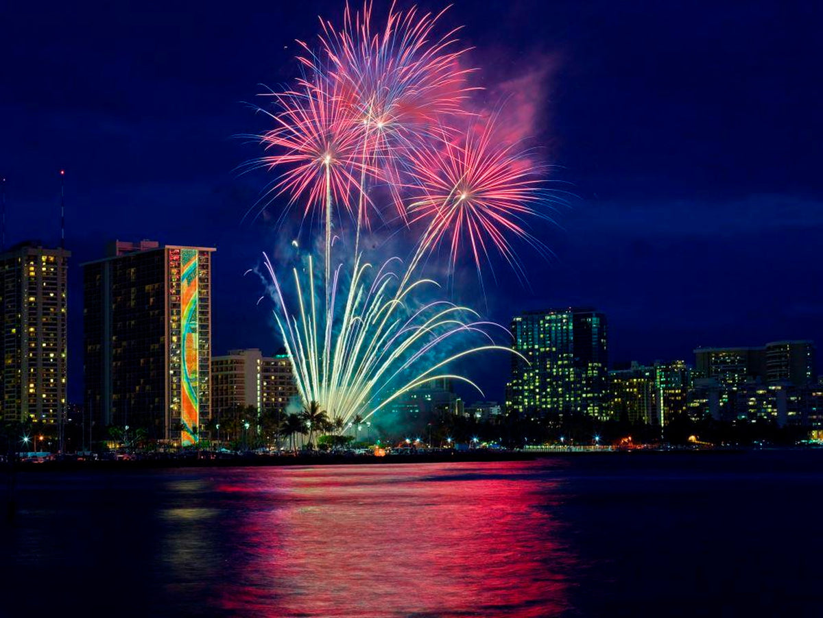 ワイキキ全域の恒例イベントといえばコレ!毎週金曜日に夜空を彩るヒルトン花火!「Rockin'HawaianRainbowRevue」というハワイアン音楽フラダンスプログラムのクライマックスに花火が打ち上がる!