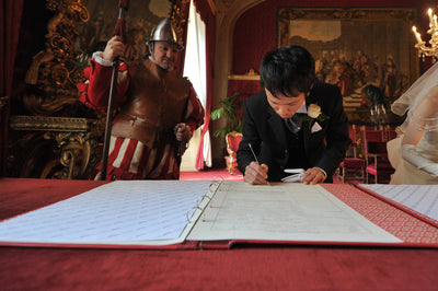フィレンツェ市の婚姻記録台帳に署名（衛兵はOP）