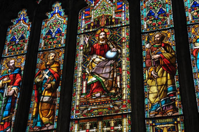 　祭壇の上に飾られているのはキリストと4人の弟子達をモチーフにしたステンドグラスです。本格的な教会ならではの豪華なつくりときめ細やかな細工は必見です。