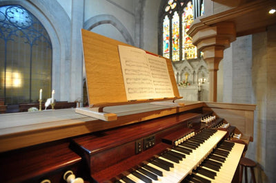 　教会といえばパイプオルガンの音色での挙式。高さのある教会全体に約3500本のパイプオルガンが奏でる厳かな音色が響き渡ります。