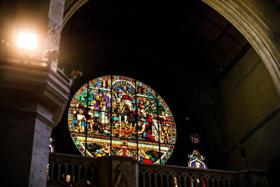   教会内で一際印象的な堂内後方のステンドグラス。サークル型の色鮮やかなステンドグラスを背景にした撮影は多くのご希望を頂きます。